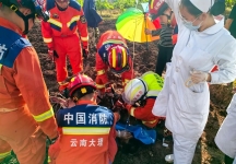 揪心！弥渡一村民农耕机操作不当刀片插入大腿腹部！“蓝朋友”和“白衣天使”合力救援→