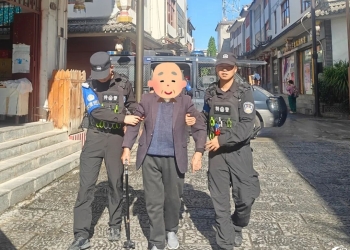 从路边蜷缩到安全到家，弥渡这趟警车护送温暖了整个冬日