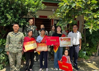 鞭炮声中送喜！弥渡为三等功臣高利东家披上“光荣绶带”